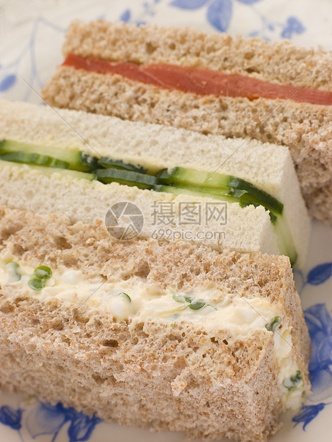 下午茶手指三明治鸡蛋和水芹烟熏三文鱼和乳制品烹饪食品海鲜奶制品盘子调味品蔬菜食物面包图片