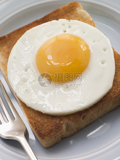 白吐司上炸鸡蛋食谱乳制品食品食物奶制品厨艺素食者厨房刀具早餐图片