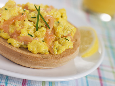 烟熏的鲑鱼在烤面包圈上的鸡蛋食物柠檬奶制品早餐盘子面包水果熏制橙汁韭菜图片