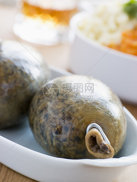 整个Haggis带尼普斯塔茨和威士忌图片