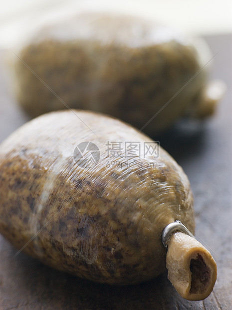 整个Haggis在购物委员会上食谱烧伤洋葱烹饪羊脂麦片砧板食物肝脏厨艺图片