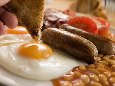 将吐司加到炸鸡蛋上吃全英早餐双手食谱猪肉英语食物蔬菜奶制品乳制品厨艺生产图片