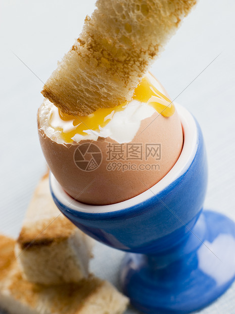 被扔进一个软豆腐鸡蛋黄球里早餐蛋黄奶制品厨艺面包食谱素食者食物食品乳制品图片