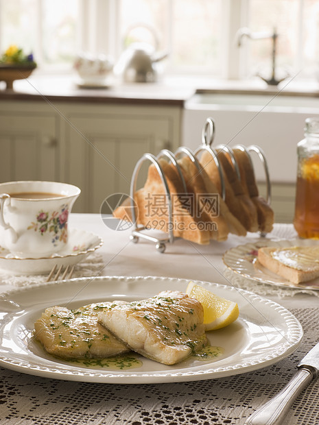 烟熏的哈多克和香草奶油和吐司水果刀具早餐食物食谱柠檬一杯茶厨房黄油杯子图片