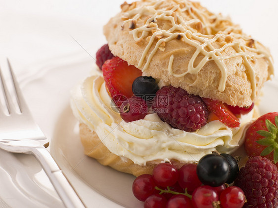 Choux Bun 充斥着混合和食谱甜点覆盆子水果烹饪厨艺食物乳制品厨房糖果图片