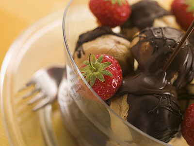含有草莓和巧克力酱的巧克力花生类刀具甜点糖皮玻璃用具浆果厨房盘子软糖烹饪图片