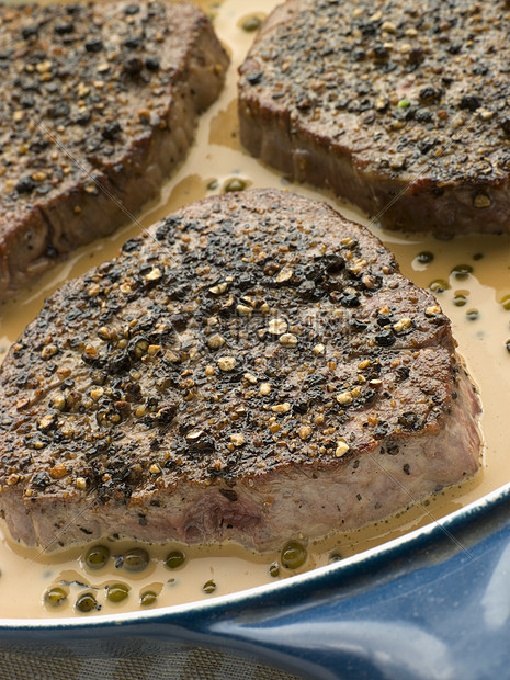 在一个美丽的锅子里的胡椒粉厨艺食谱食物烹饪冰霜胡椒粒食品晚餐美食图片