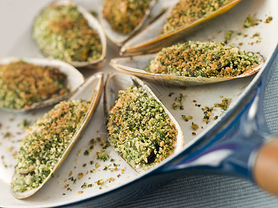 绿色利普贝壳 配有  证明  药草结壳烹饪草本植物迷迭香食物厨艺食品贻贝香菜黄油海鲜图片