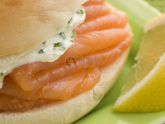 烟熏的鲑鱼和奶油奶酪面包盒 加柠檬早餐午餐韭菜食谱水果水平烹饪晚餐食物面包图片
