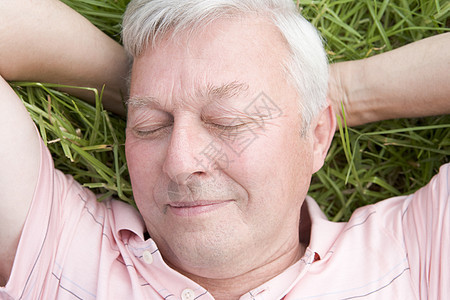 躺卧在草地上的男子图片