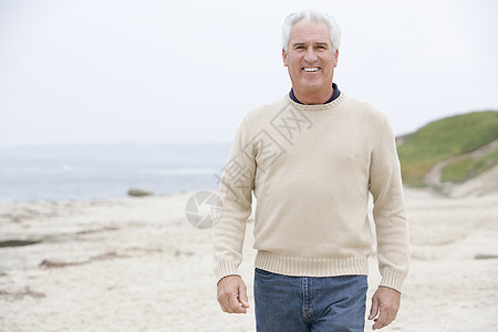 海滩上的男人微笑退休相机健康男性水平图片