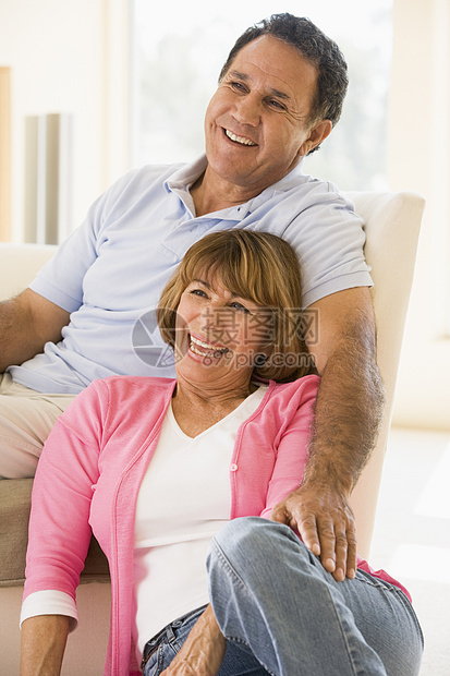 在客厅的情侣微笑着女性女士丈夫退休沙发男人水平男性休息室两个人图片