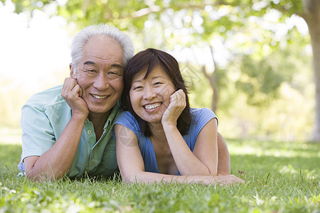 夫妻在公园里笑着的户外放松妻子水平两个人女士女性亲密感农村中年丈夫男性图片