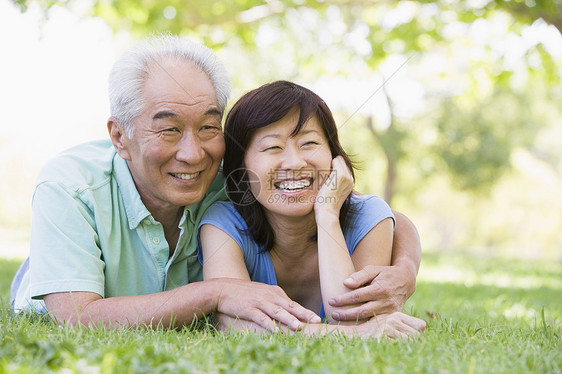 夫妻在公园里笑着的户外放松农村男性中年女士水平两个人妻子丈夫团结婴儿图片