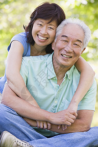 夫妻在公园里笑着的户外放松丈夫婴儿拥抱亲密感男人农村男性两个人女士团结图片