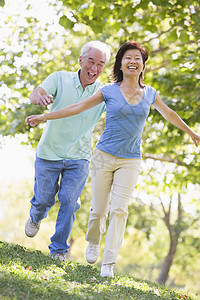 一对夫妇在湖边的公园户外欢笑男人女士女性丈夫团结水平妻子婴儿男性两个人图片