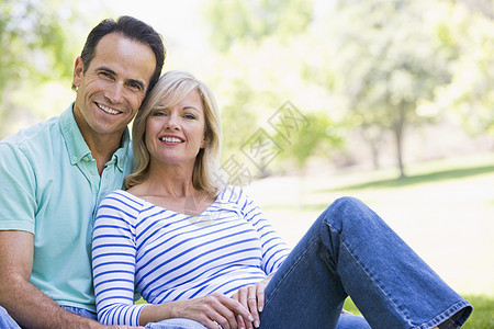 夫妻在公园里笑着的户外放松骑术成人女朋友女性中年妻子男性感情两个人享受图片