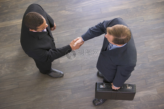 两位商务人士在室内握手会议两个人高架欢迎生意人办公室中年大堂男人工人图片