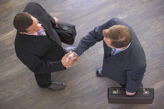 两位商务人士在室内握手工人生意人男性大堂高架公文包会议水平问候语成人图片