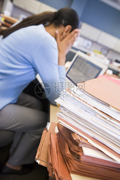 拥有手提笔记本电脑和文件堆叠室的女商务人士生意人压力工作挫折女士桌子管理人员商业办公室加班图片