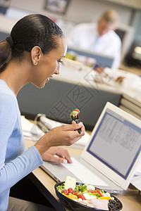 拥有笔记本电脑食沙拉的客厅女商务人士管理人员男人桌子女性团队午休工人中年伙伴时间图片