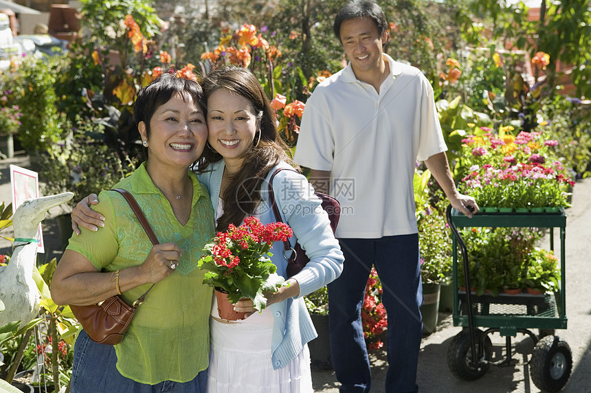 植物家庭购物会消费者成年人眼神花朵女性女儿们决策图片