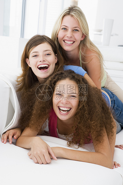 3名妇女在客厅里玩耍和微笑图片