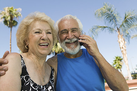 使用室外手机的老年夫妇移动电话成年人通讯丈夫享受时间眼神空闲呼唤沟通图片