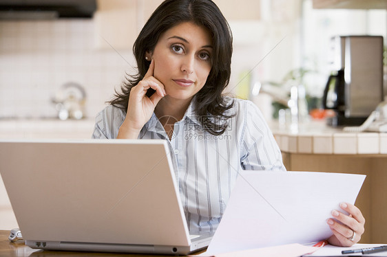 厨房用笔记本电脑的妇女信用信贷财政家庭紧缩女性阅读预算拉丁危机图片