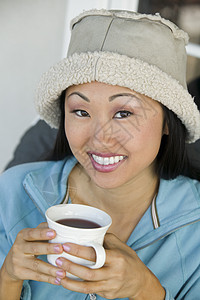 妇女饮水咖啡帽子日常生活家庭生活饮料饮食头部时间肖像活动爆头图片
