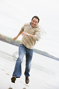一个人在海滩上流着微笑图片