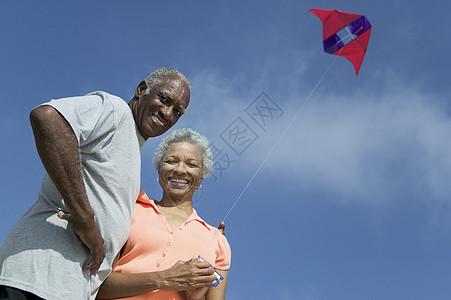 中年夫妇飞行Kite女性伙计们丈夫空闲眼神成年人活动时间妻子风筝图片