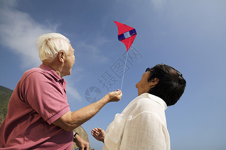 一起飞翔的情侣丈夫空闲休闲女士生活活动女性伙计们成年人时间图片