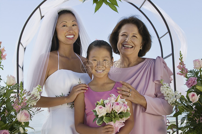 与母亲和姐妹的新娘插花成年人孩子连衣裙装饰花束衣服礼服风格眼神图片