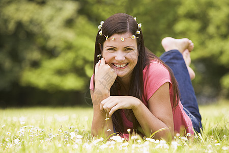 女人躺在户外 鲜花微笑着采摘女子野花农村雏菊场地亲热公园相机季节图片
