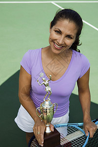 网球玩家持有奖杯运动活动空闲运动员竞技成年人时间女性荣誉成就图片