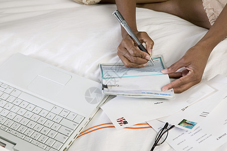妇女写作检查非裔网络家庭生活计算机一部分职责硬件身体支出日常生活图片