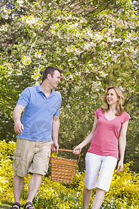 夫妇在户外行走 野餐篮子微笑女性农村视图两个人女士男人男性享受低角度公园图片