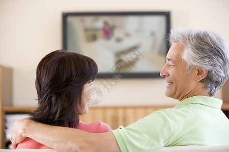 情侣在看电视微笑女士男性两个人妻子丈夫频道混血头肩家庭技术图片