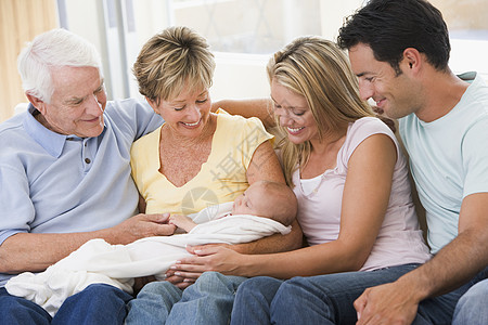 家庭在起居室 婴儿微笑女儿爸爸母亲中年父亲女性拥抱女士孩子夫妻图片