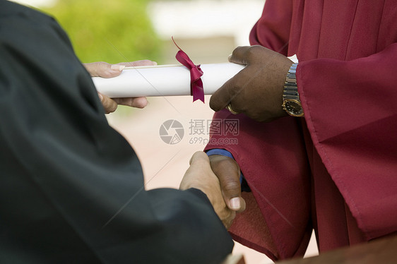 获得文凭和握手的毕业生长袍风俗黑人服饰教育成就意义学术衣服非裔图片