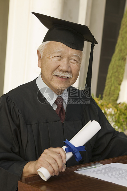 获得文凭的高级毕业生礼服活动长袍衣服成就风俗学术帽子学生意义图片