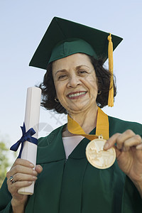 获得毕业奖章和文凭活动成年人情感服饰成年仪式成人教育学术庆祝礼服图片