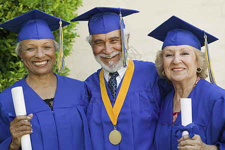 高级毕业生长者毕业典礼长袍种族仪式黑人蓝色衣服校友庆祝图片