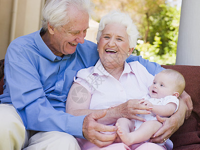 外祖父母在庭院的户外露天与婴儿微笑祖母伙伴孙辈三个人客厅孙子祖父丈夫男人新生图片