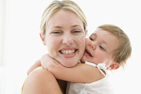 新生儿母亲母亲和婴儿在室内拥抱和微笑背景