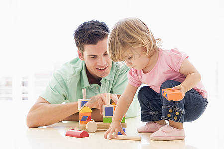 父亲和女儿在室内玩耍 微笑客厅爸爸休息室玩具家庭学习女性堆叠货车婴儿图片