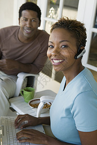 在家工作的妇女访问呼唤非裔硬件障碍场景通讯技术计算机电脑图片