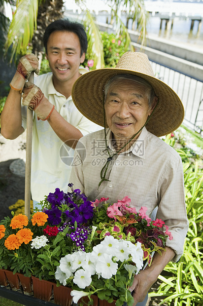 两个男人园圃园丁时间父亲们空闲花朵眼神父亲家庭生活场景花园图片