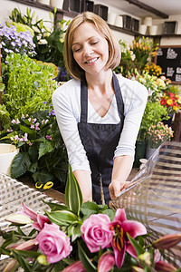在花店工作 笑着工作的妇女花朵零售零售商花束女性职业销售业主生意女士图片